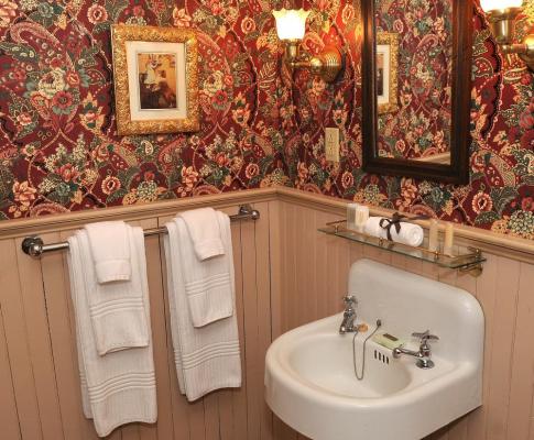 Image of a Victorian Bathroom in the Atlantic Hotel